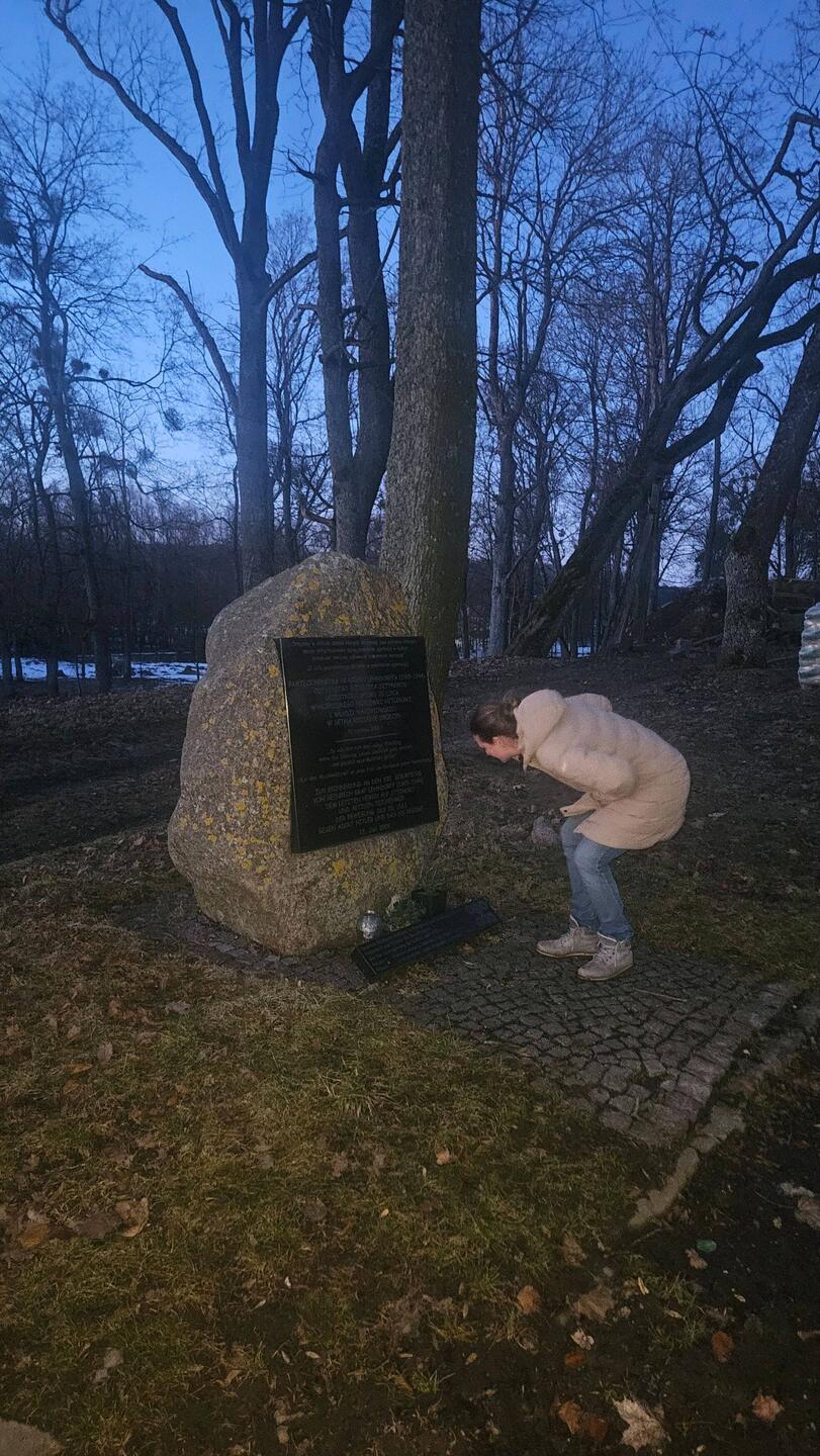 Gedenktafel entziffern.