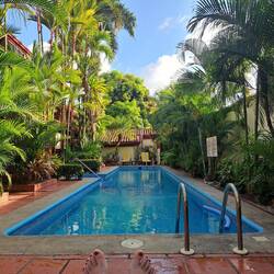 Nach der krassen Hitze mit extremer Luftfeuchtigkeit erstmal am Hotelpool entspannen...