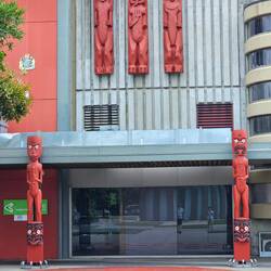 Te Marae o Hine Schnitzereien am Rathauseingang
