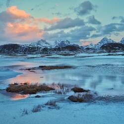 Blick auf Malnes mit Seenlandschaft