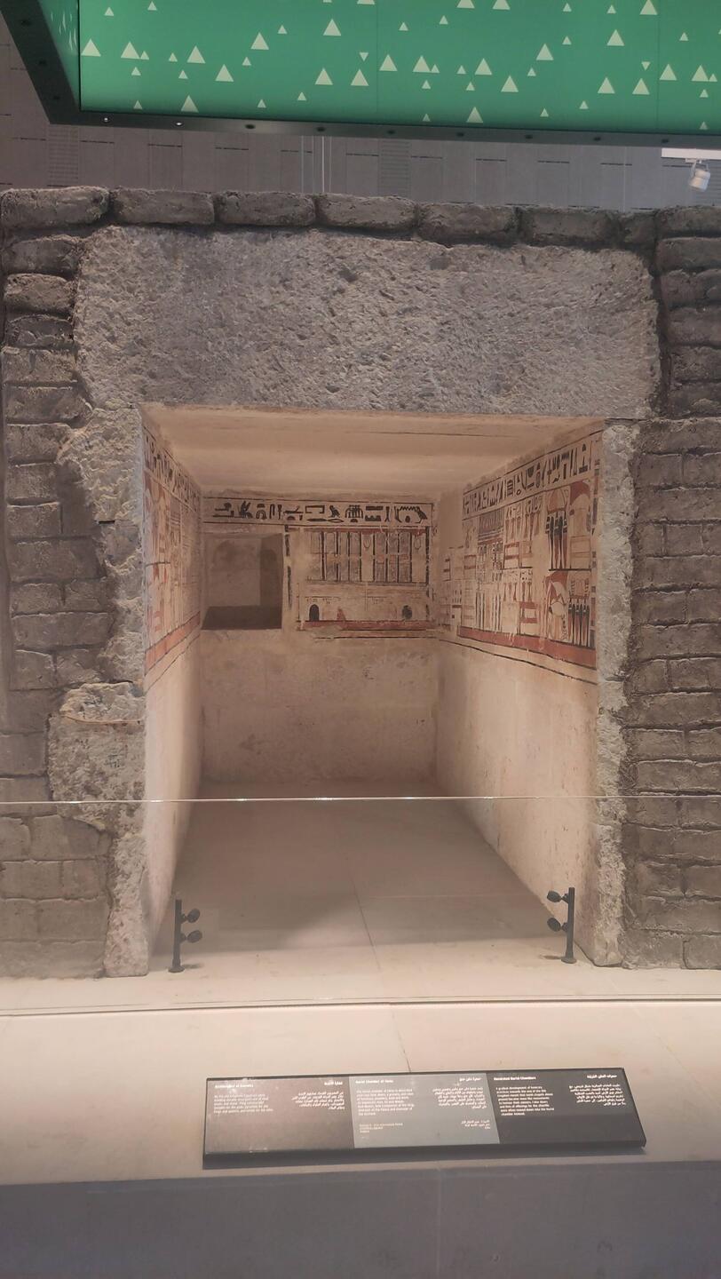 Hier gibt es ganze Grabkammern zu sehen