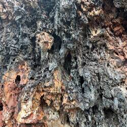 Skurile zerflossene Wände aus Lavs