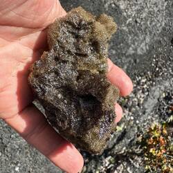 Vom Vulkan ausgeworfenes 'Gestein', das aber eher die Konsistenz von brüchigem Schaumstoff hat.