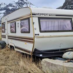 Es kann hier ordentlich stürmen. Die Wohnwagen sind alle so gesichert.