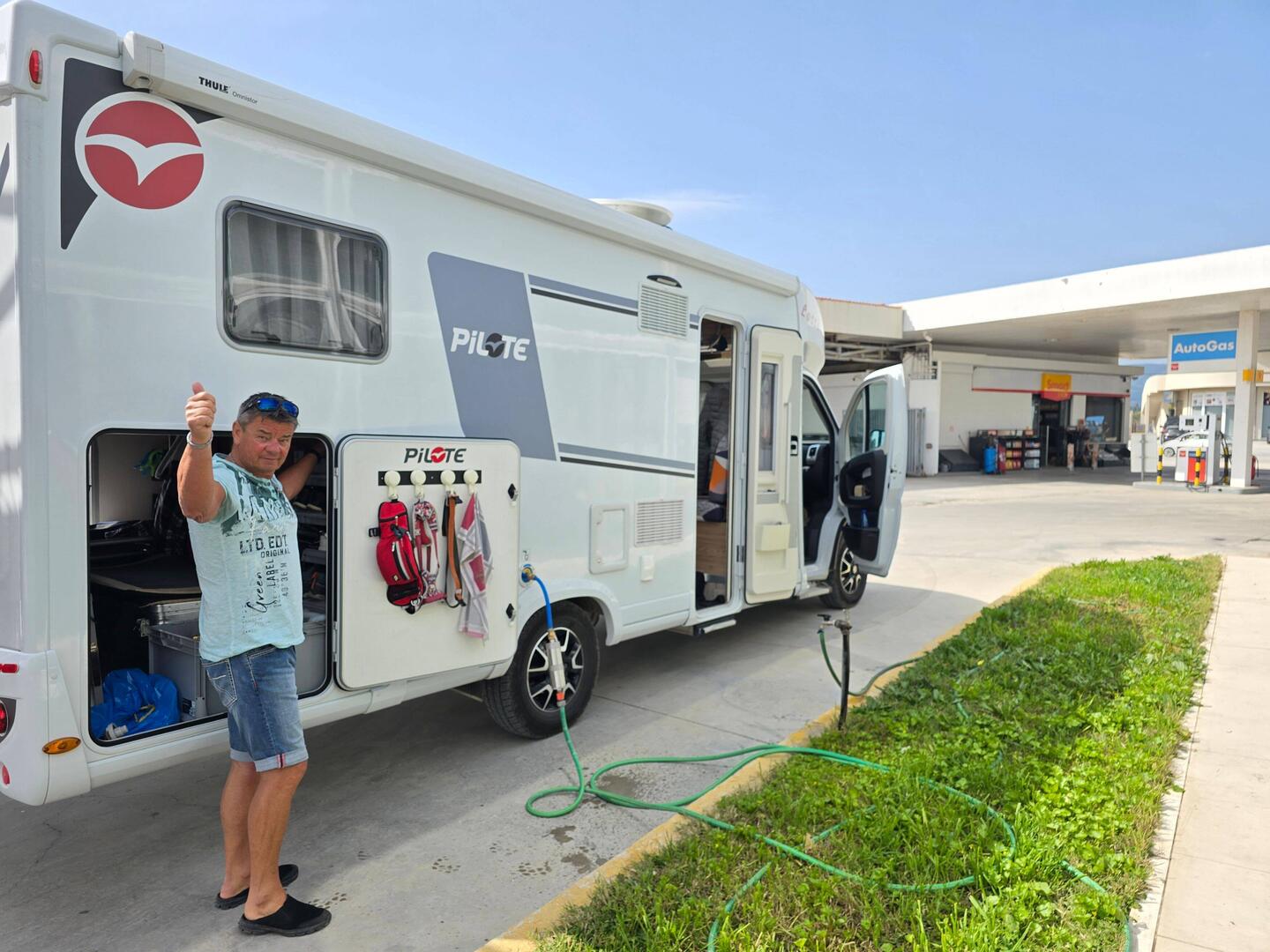 Vor der Weiterfahrt noch schnell Wasser gefüllt 💧💧 und Gas getankt⛽️.