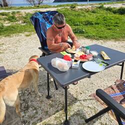 Noch anständig jausnen, bevor die Wanderung losgeht 🚶‍♂️🚶‍♀️🐕‍🦺😉