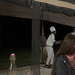 Wir waren die letzten Gäste bevor das Camp nach Norden verlegt wird - die Crew feiert 2 Wochen FREI!