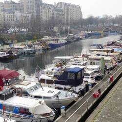 An der Seine gibt es einen Yachthafen...