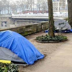 ... und gleich daneben ein Obdachlosenlager