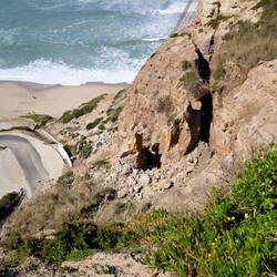Praia da Calada: Auffangnetze für den Steinschlg an den Klippen