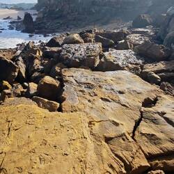 Abstieg an den Felsen zum Strand