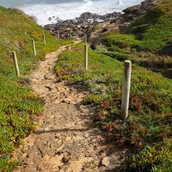 Abstieg an den Felsen zum Strand
