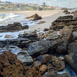 Abstieg an den Felsen zum Strand