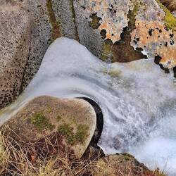 Überall gluckert es jetzt zwischen den Felsen...