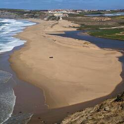 Blick vom Aussichtspunkt auf den Praia da Foz do Sizandro ... mit Brücke 😀