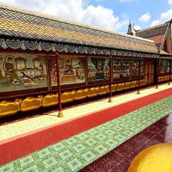 Très jolies fresques peintes en relief racontant le vie de bouddha 😍