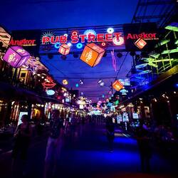 LA rue des bars de la ville