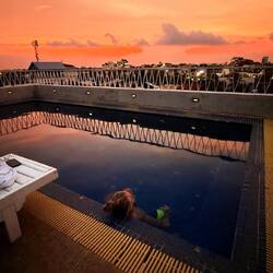 Détente dans la piscine du rooftop au coucher de soleil 🥰😍