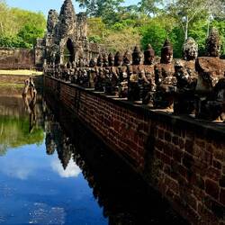La porte sud de la ville de Angkor Thom, avec ses divinités ...