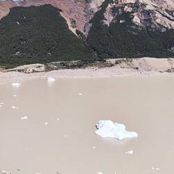 Kleine Eisberge treiben auf der Lagune