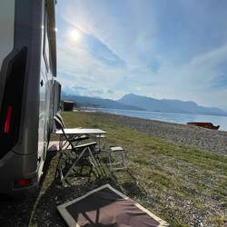 ..und schlagen hier am Kiesstrand unser Lager auf 🚐👍🏻🏖️❣️