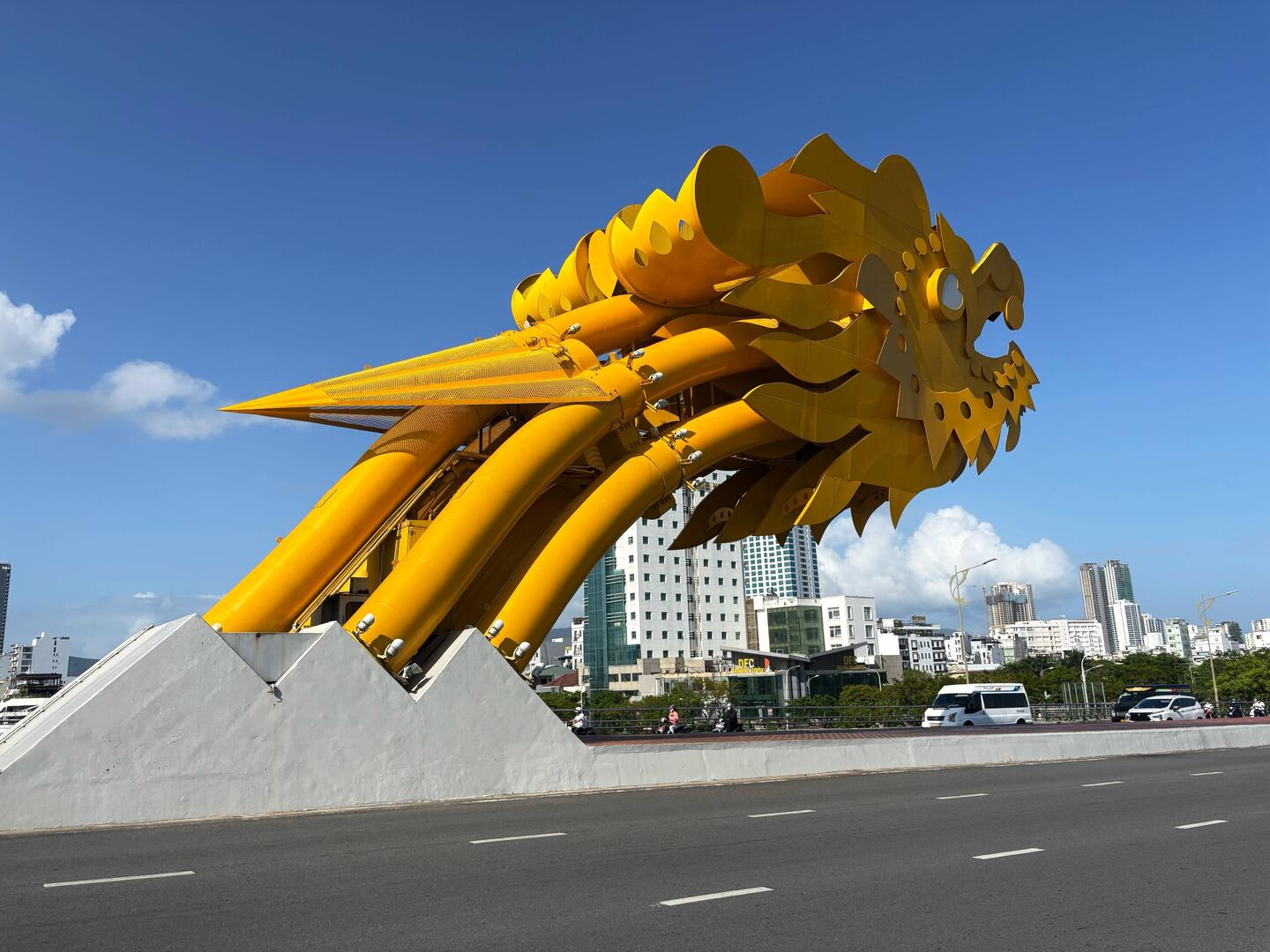 The head of the dragon on the dragon bridge