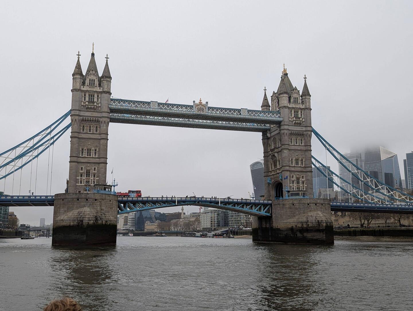 Unter der Tower Bridge durch