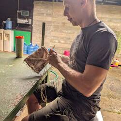 Ken beim Taschennähen