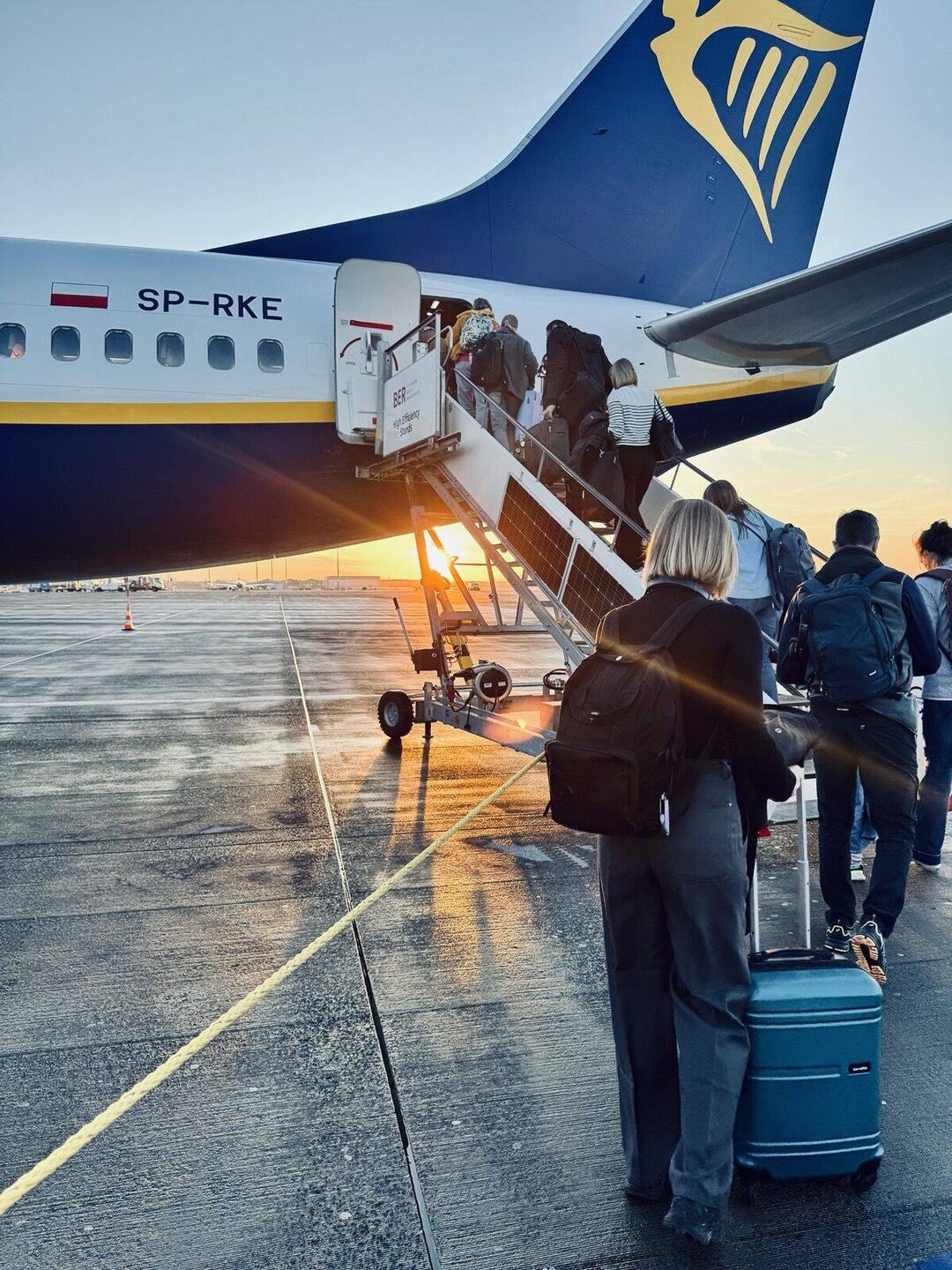 Mit dem Sonnenuntergang geht es in der Holzklasse nach Litauen.