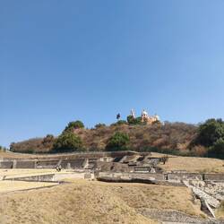Pyramides et église