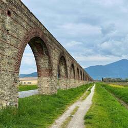 ...und beginnt in den Bergen bei Asciano.