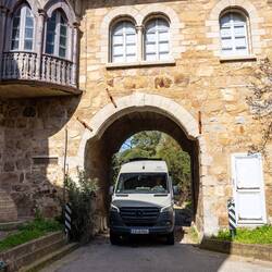 Durchfahrts Höhe lt. Schild italienische 2,60 m 🤣🤣🤣