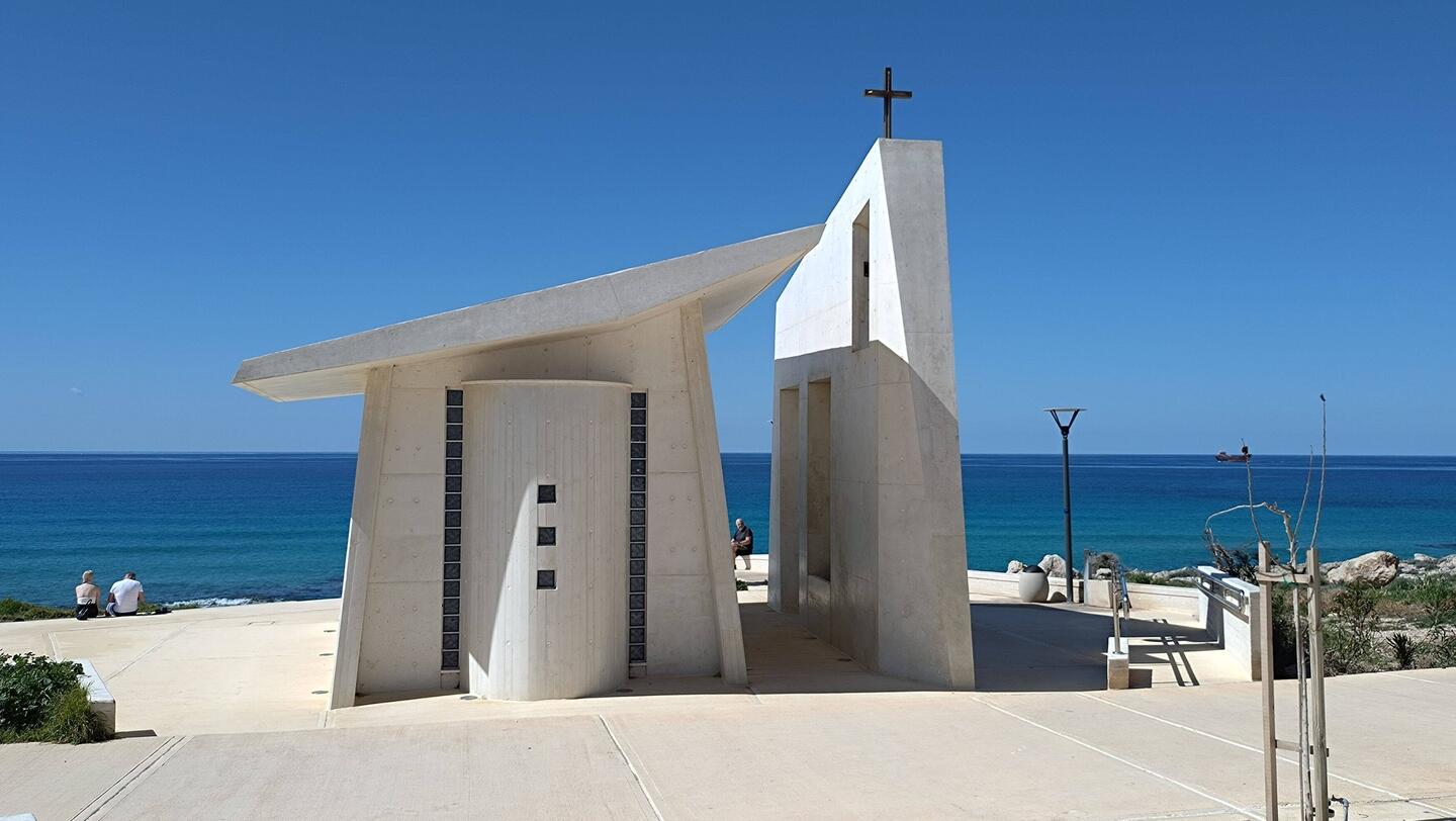 Moderne Kapelle am Wasser.