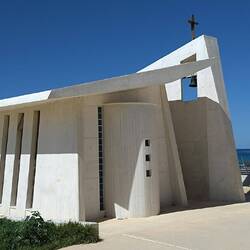 Moderne Kapelle am Wasser.