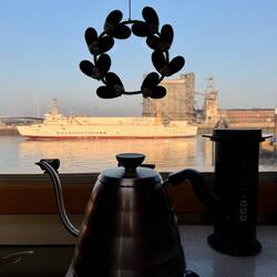 Frühmorgens geht es wieder los mit dem Schiffsverkehr