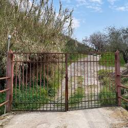 Das Tor ist versperrt. Klettern...