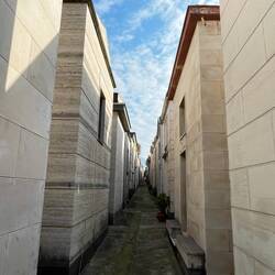 Mausoleen , soweit das Auge reicht