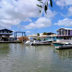 Marine Park mit Restaurants, Schwimmbad, Duschen und Toiletten