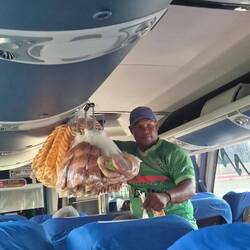 Einer von vielen Verkäufern, die immer wieder kurz in den Fernbus zusteigen