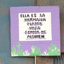 Elle est (la sœur, la mère, la fille, l'épouse ) quelqu'un