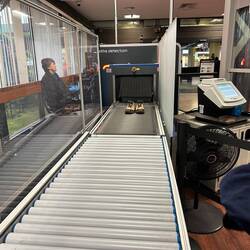 Meine äusserst gefährlichen Schuhe mussten separat geröntgt werden