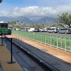 Mit dem Tram geht es zum Autovermieter