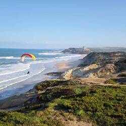 Ein Paragleiter dreht seine Runden vor Porto Novo