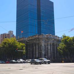 historisches Parlamentsgebäude von Adelaide und moderne Flinders University City im Hintergrund