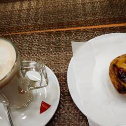 Mein erster Galao des Tages 😔.