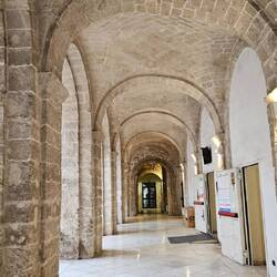 Universität, sieht renoviert aus