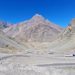 Rauf ... Blick zurück auf einen Teil der Serpentinen