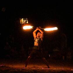 Die Akrobaten mit den Feuerstangen und Seilen