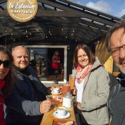 Kaffee und lecker Kuchen mit Erdbeeren und Vanille-Pudding (Sureño) zum Abschied mit Irene&Peter