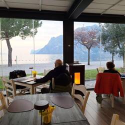 Mit Kaminwärme den Blick auf den See genießen